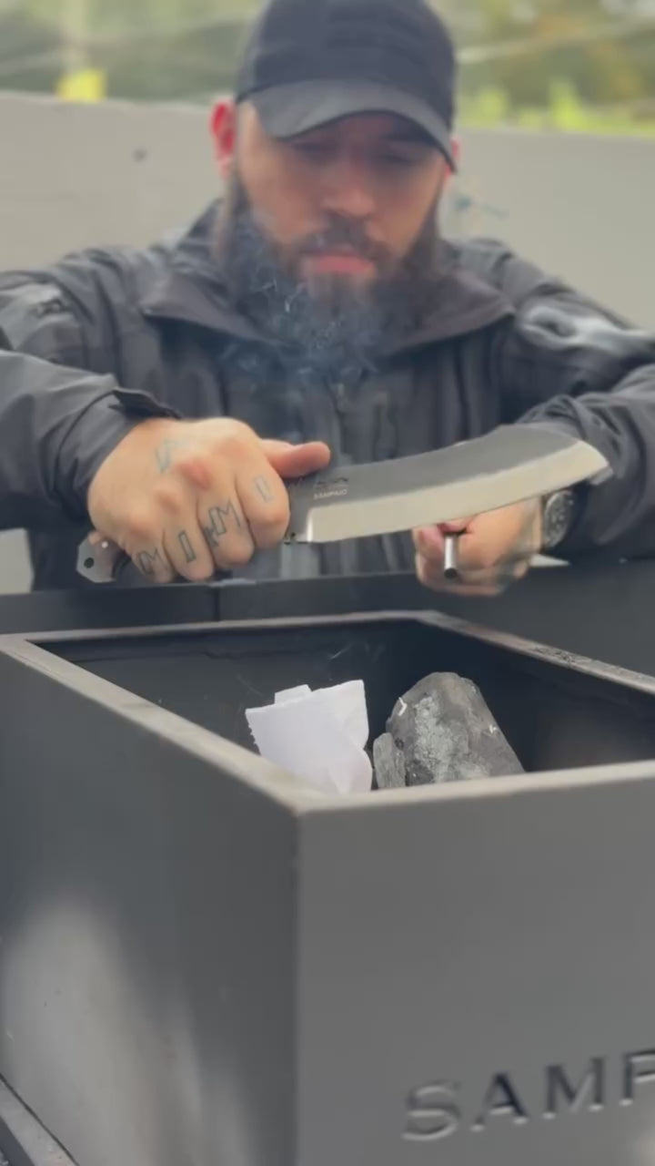 Pederneira da Faca Sampaio acendendo o fogo